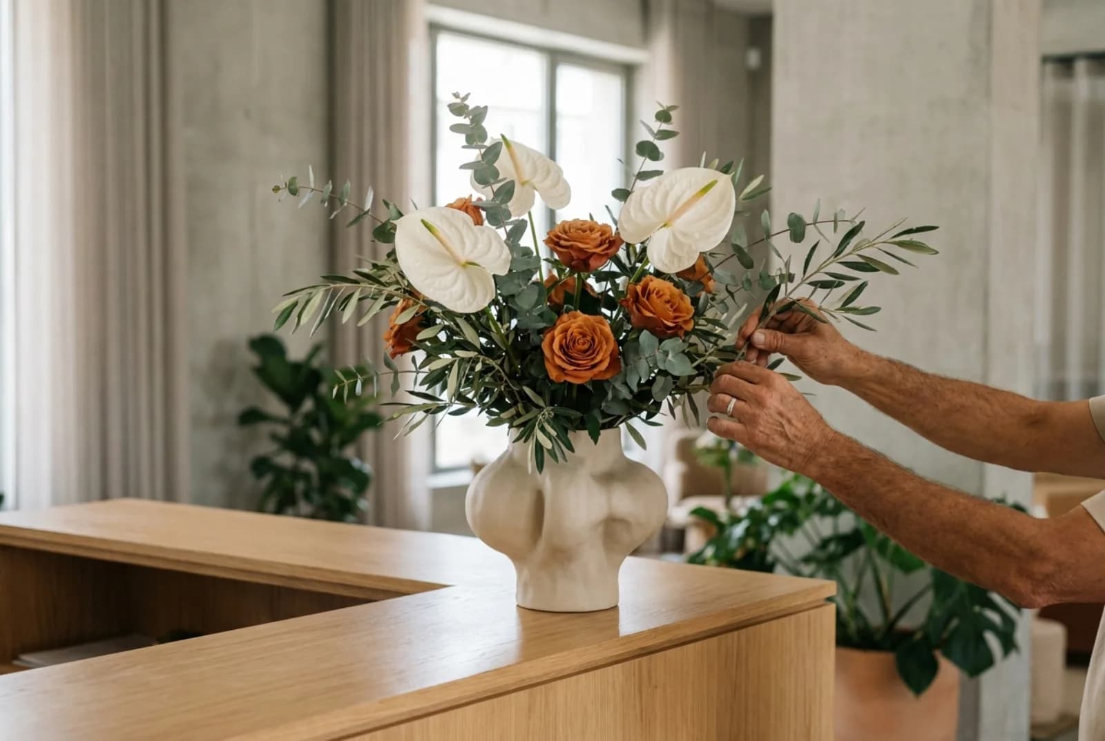 Arranjo floral de grandes dimensões na receção de um escritório